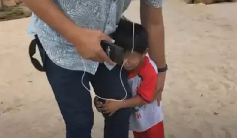 Viral, Reporter TV Ini Hentikan Siaran Langsung untuk Tolong Anak yang Dikejar Monyet