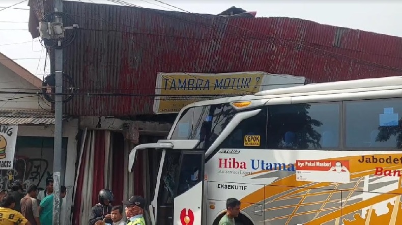 Hindari Motor Potong Jalan, Bus Tabrak Showroom Mobil di Jatinegara hingga Miring