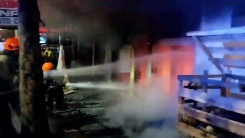Rumah dan 3 Kios di Kiaracondong Bandung Ludes Terbakar
