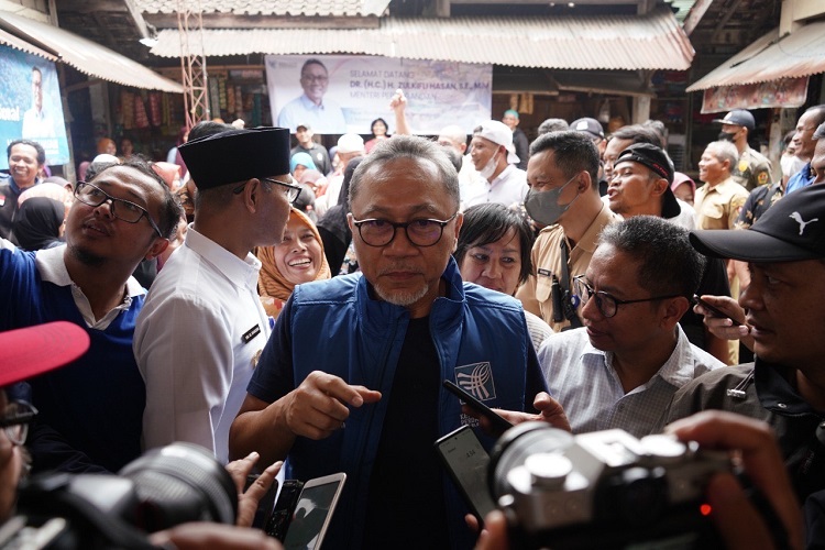 Kunjungi Pasar Di Temanggung, Mendag Pastikan Pasokan Barang Kebutuhan ...