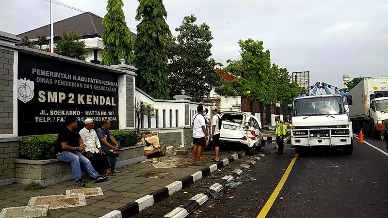  Hendak Masuk ke Sekolah, Minibus Ringsek Ditabrak Truk di Kendal, 2 Penumpang Luka