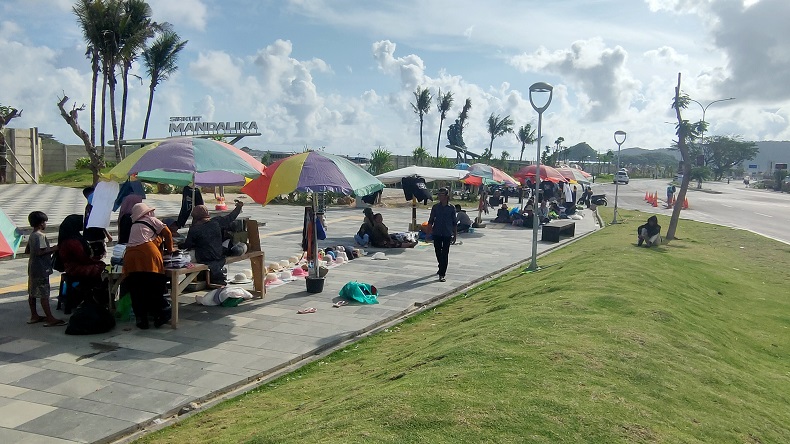Jelang WSBK, Pedagang Suvenir Mulai Padati Pintu Masuk Sirkuit Mandalika