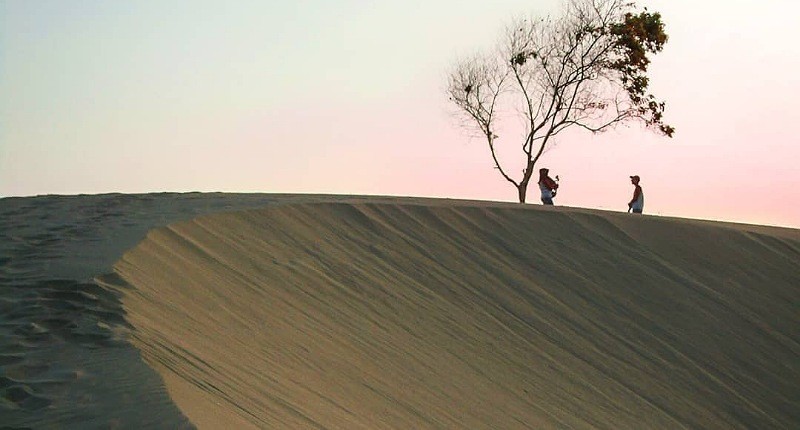 Pesona Gumuk Pasir Parangkusumo di Yogya, Ada Spot Sunset Paling Indah Wajib Disinggahi