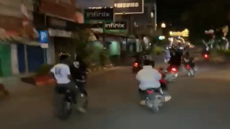Viral Video Remaja Acungkan Sajam di Cianjur, Warga Resah Minta Polisi Bertindak