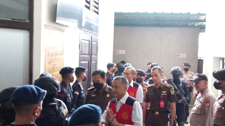 Jalani Sidang Hari Ini, Hendra Kurniawan Potong Rambut