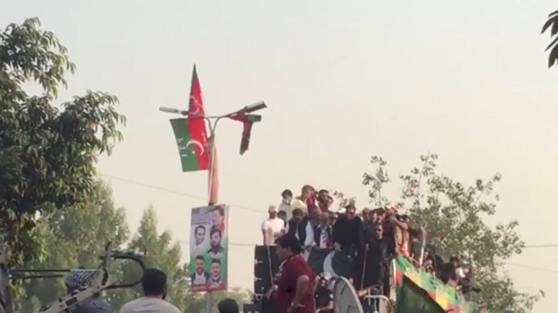 Rombongan Konvoi Mantan PM Pakistan Imran Khan Diserang, 7 Orang Luka