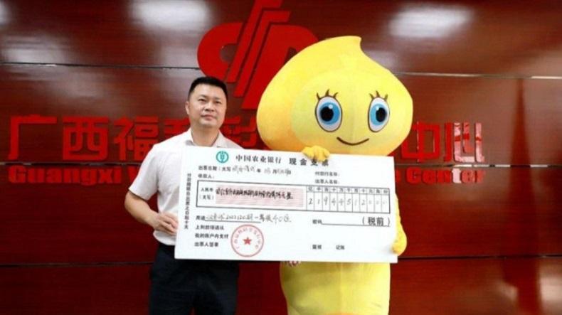 Menang Lotere Ratusan Miliar, Pria Ini Tak Mau Anak Istri Tahu