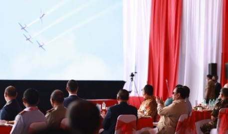 Saat Prabowo Kagumi Esther, Satu-satunya Perempuan Asia asal RI yang Jadi Test Pilot