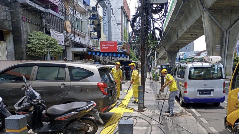Tertibkan Kabel Semrawut di Jaksel, Sudin Bina Marga: Cegah Kebakaran dan Jamin Keselamatan Pejalan Kaki