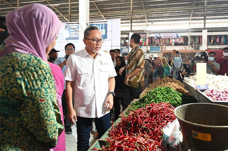 Kunjungi Kebumen, Mendag Ajak Masyarakat Belanja di Pasar Tradisional