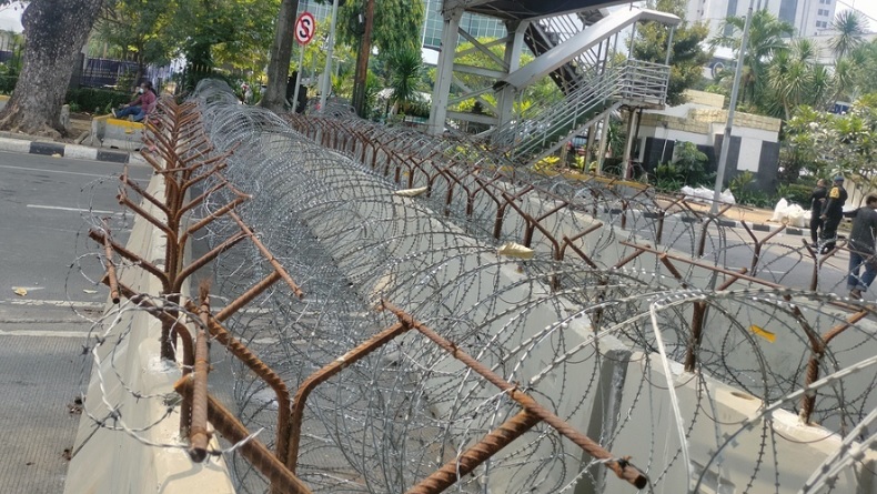 Massa Aksi 411 Datangi Patung Kuda, Polisi Pasang Pagar Kawat di Medan Merdeka Barat