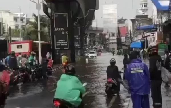 DKI Jakarta Diguyur Hujan Deras, 10 Ruas Jalanan Tergenang Banjir