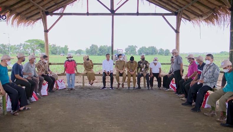 Jokowi Ungkap Penyebab Harga Pupuk Mahal kepada Petani Tebu di Mojokerto: Ukraina Rusia Lagi Perang
