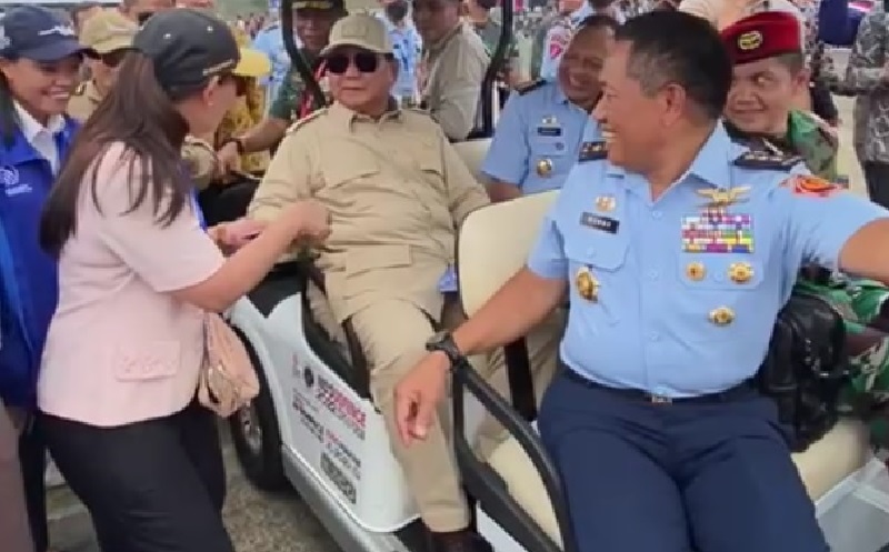Takjub Bertemu Teknisi Perempuan PTDI, Prabowo Tak Ragu Berikan Sanjungan