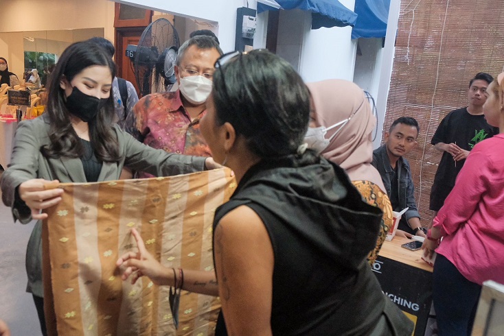 Dukung Pelaku UMKM, Wamenparekraf Angela Pacu Produk Kriya dan Fesyen Premium Lokal