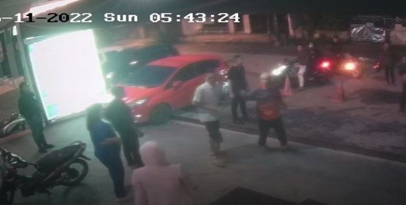 Detik-Detik Oknum Polisi Serang RS Medan Bandung, Pamerkan Baju Dinas