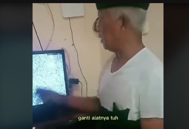 Kakek Ini Marah TV Analog Dimatikan: Rakyat Dikerjain Terus