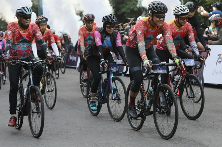 Dilepas Sang Istri, Ganjar Semringah Ikuti Gowes Solo-Magelang di Tour de Borobudur 2022 