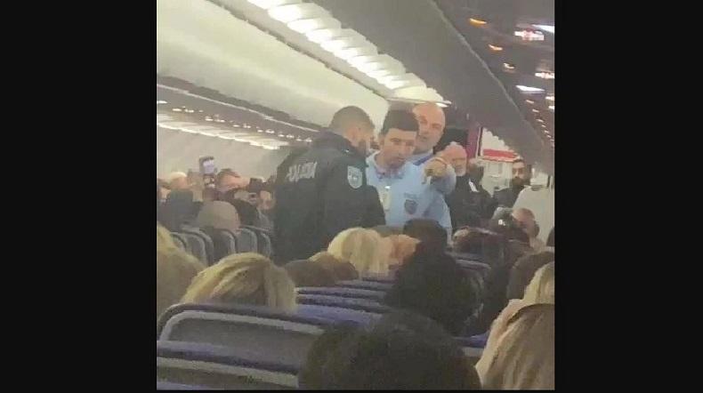 Perempuan Mabuk Bikin Ulah dalam Pesawat, Serang Penumpang Lain dan Kru 