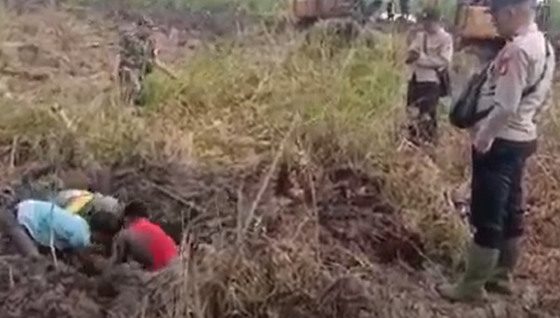 Petani di OKI yang Hilang 6 Hari Ditemukan Tewas Terkubur di Kubangan Lumpur
