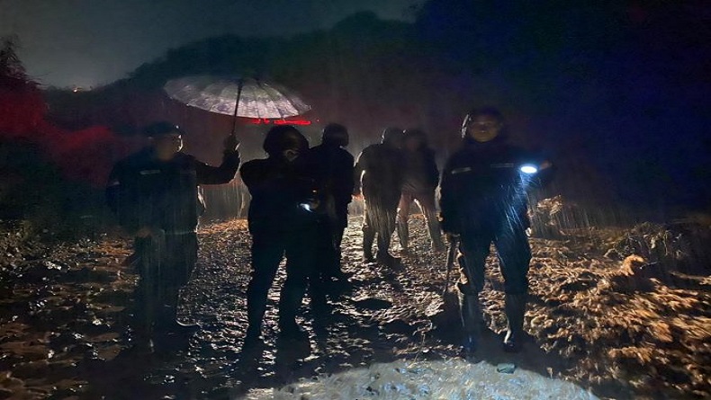 Longsor di Tembagapura, 2 Orang Luka Dievakuasi Pakai Tandu gegara Jalan Tertutup Batu