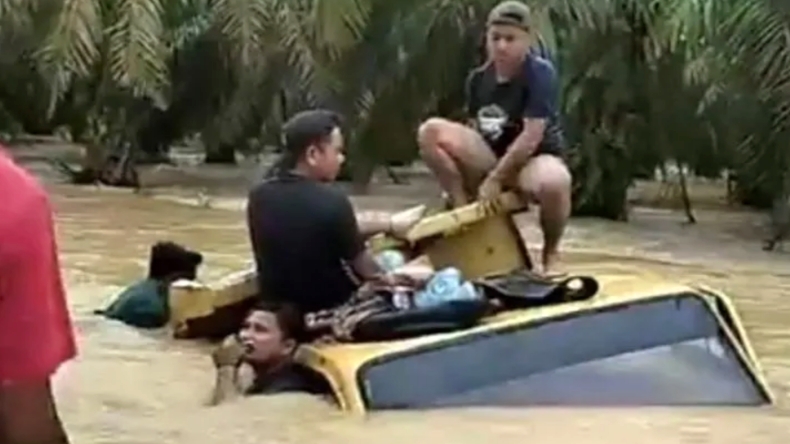 Gagal Terobos Banjir, Dump Truk di Aceh Tamiang Tenggelam dan Masuk Parit