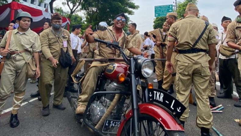Nyalakan Api Kepahlawanan, 3.500 Warga Sesaki Parade Surabaya Juang