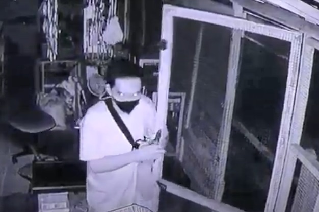 Pria di Palangka Raya Terekam CCTV saat Bobol Warung Sembako