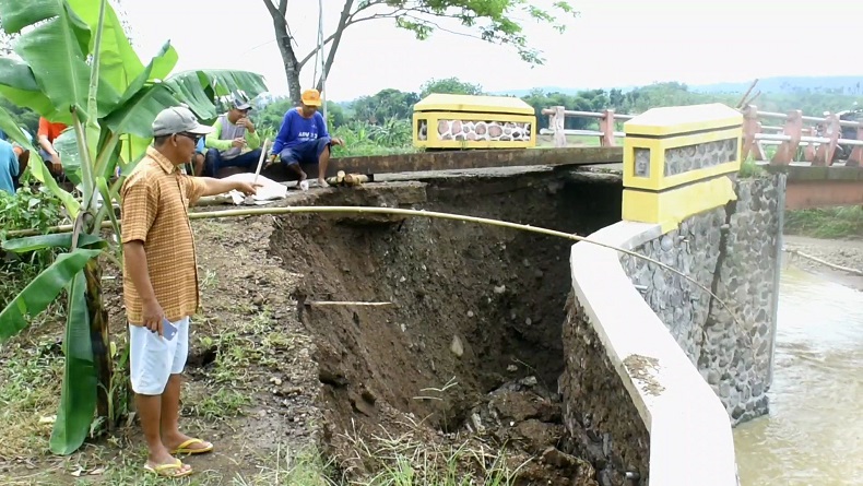 Fondasi Jembatan Karang Gantung Ambrol, Ribuan Warga di Kendal Terancam Terisolasi