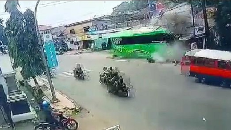 Waduh, Diduga Sopir Bus Tak Mengerem saat Seruduk 3 Bangunan di Purwakarta