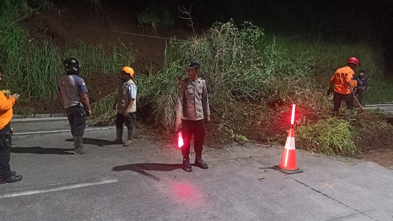Tanah Longsor di Kawasan JLS Salatiga, Arus Lalu Lintas Terhambat