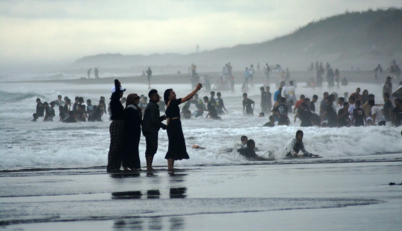   Pengunjung Pantai Selatan Bantul Diminta Tak Mandi di Laut, Rawan Terseret Ombak