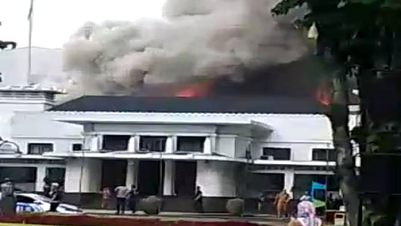 Penampakan Balai Kota Bandung Terbakar, ASN Dalam Gedung Berlarian
