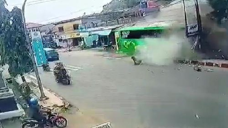 Ngeri, Bus Warga Baru Seruduk Warung dan Kantor Ekspedisi di Purwakarta, 4 Luka