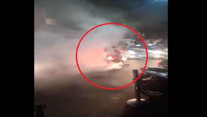 Viral Aksi Bule Burn Out di Badung Bali, Asap Motor Penuhi Jalanan Sampai Bikin Macet