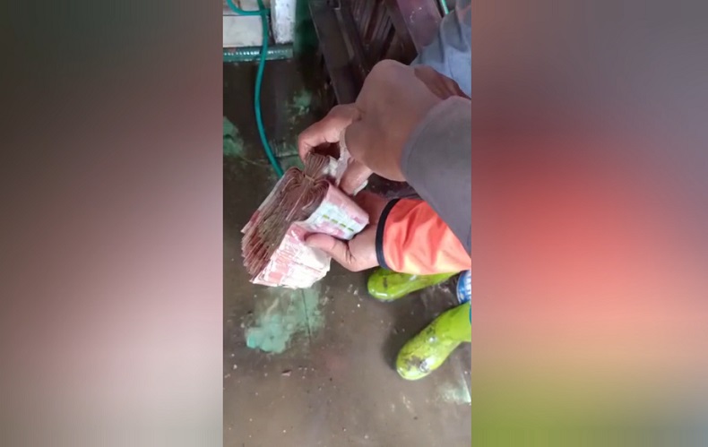 Viral Relawan Temukan Uang Segebok saat Banjir Bandang di Banyuwangi