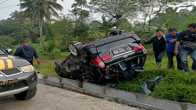 Ngebut Tabrak Drainase, Xenia Terguling di Nyalindung Sukabumi, 3 Luka-luka