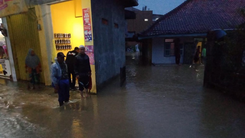 Sungai Cipurabaya Meluap, Pasar Purabaya Sukabumi Terendam Banjir