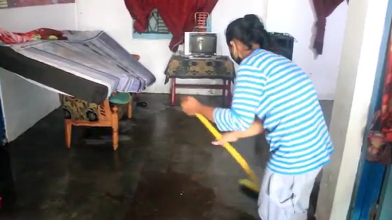 Banjir Surut, Warga Klitren Yogyakarta Sibuk Bersih-Bersih Rumah