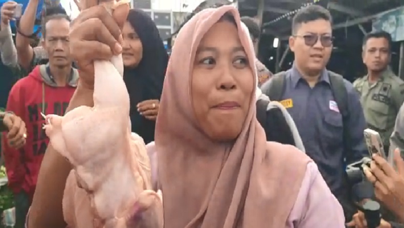 Heboh Emak-Emak Berebut Ayam yang Diborong Zulhas di Pasar Baru Panyabungan Madina