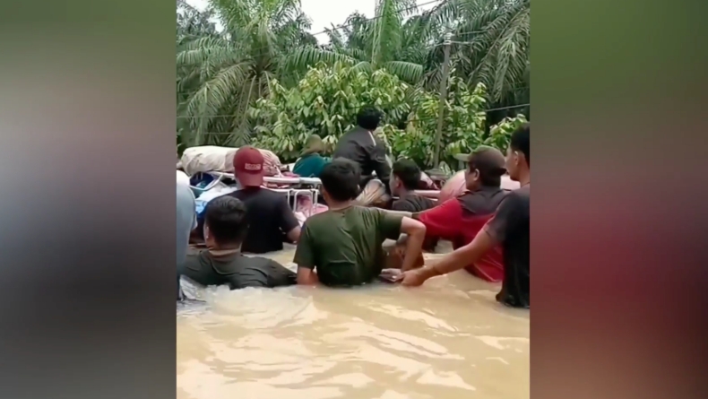 Viral Jenazah Diangkut Menggunakan Rakit Melintasi Banjir di Aceh Tamiang