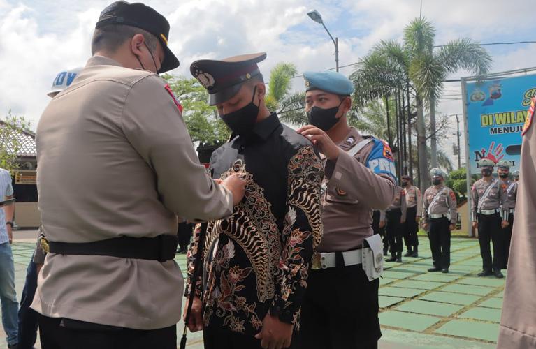  Kapolres Purworejo Lepas Baju Dinas Polri Aipda AL, Polisi yang Selingkuhi Istri TNI Resmi Dipecat