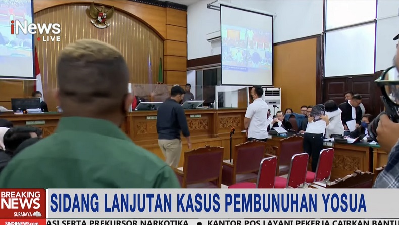Putri Candrawathi Pelukan dengan ART Susi sebelum Sidang