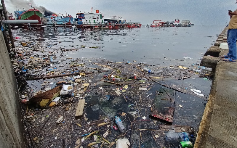 Penampakan Sampah Cemari Laut di Pelabuhan Muara Baru, Nelayan: Mengganggu dan Meresahkan