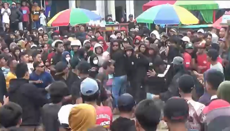 Konser Dangdut di Tuban Berujung Tawuran Antarpenonton, Diduga gegera Senggolan