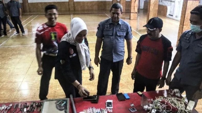 Lapas Kelas II Padang Digeledah, Petugas Temukan Ponsel hingga Pisau Rakitan