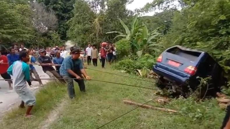 Terekam CCTV, Mobil Pelat Merah Terjun ke Jurang di Blora