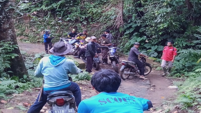 Seberangi Jembatan Gantung, Petani Gula Aren di Cianjur Terpeleset lalu Hanyut