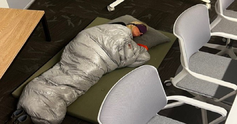 Viral Karyawan Twitter Tidur di Lantai Kantor, Kejar Deadline dari Elon Musk