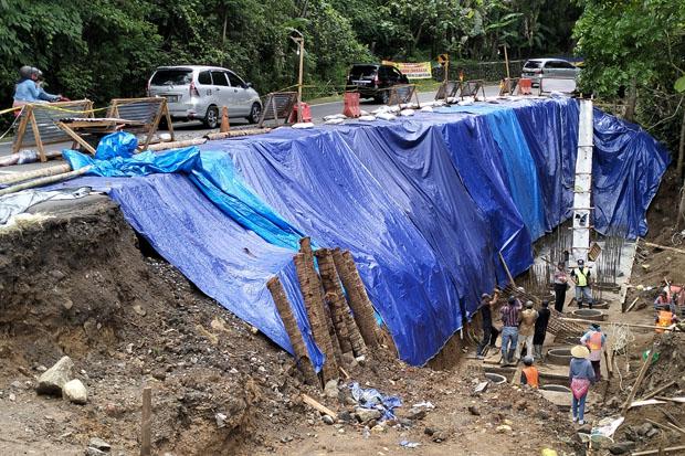 Perbaikan Jalan Jogja-Wonosari akibat Longsor Belum Selesai, Kendaraan di Atas 10 Ton Dilarang Melintas